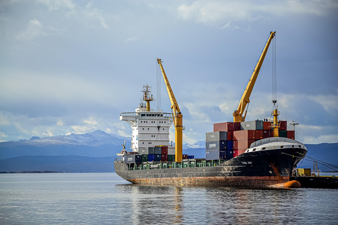 Cargo ship container freight forwarding